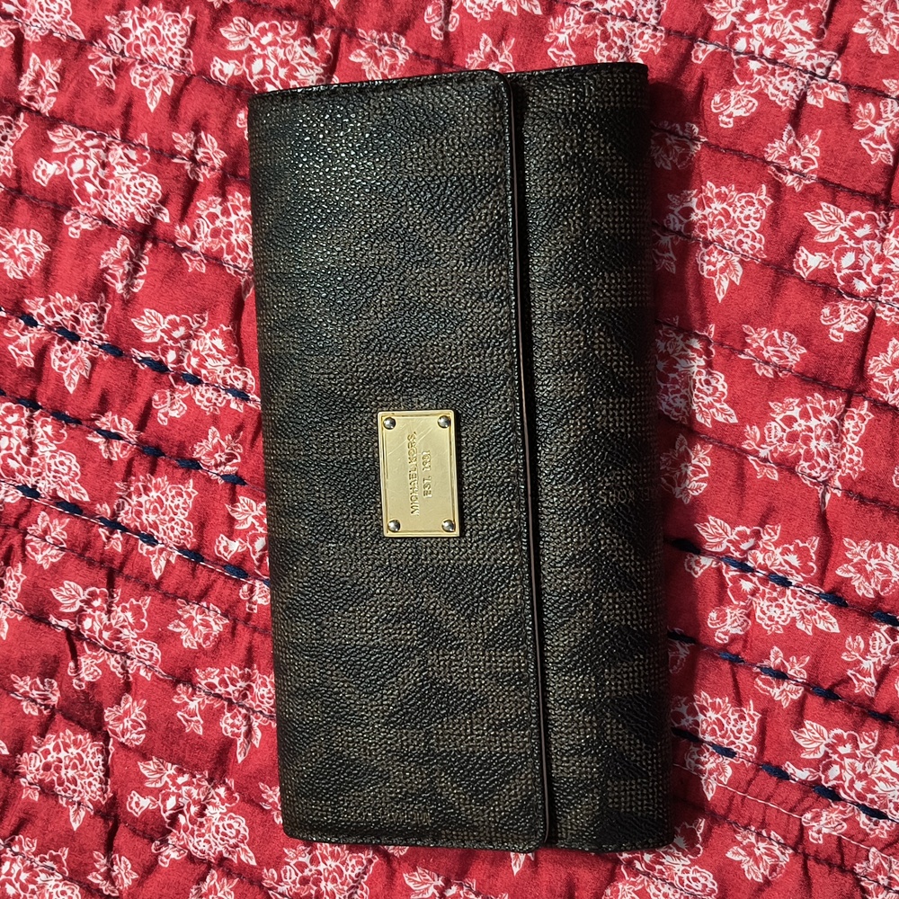 Michael Kors wallet - Picture 1 of 3